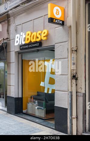 VALENCIA, SPANIEN - 19. NOVEMBER 2021: BitBase ist ein Unternehmen, das sich dem Verkauf und dem Kauf von Kryptowährungen in physischen Geschäften widmet Stockfoto