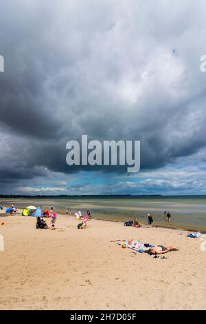 Klütz: Ostsee, Strand in Wohlenberg, Regenwolken, Bade, Sonnenbaden in Ostsee, Mecklenburg-Vorpommern, Deutschland Stockfoto