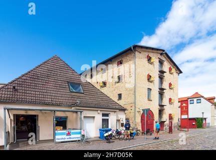 Klütz: Literaturhaus „Uwe Johnson“ in einem renovierten vierstöckigen ehemaligen Bohnen- und Getreidespeicher in Mecklenburg-Schwerin, Mecklenburg-Vorpommern Stockfoto