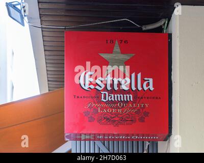 VALENCIA, SPANIEN - 19. NOVEMBER 2021: Estrella Damm ist ein Lagerbier, das in Barcelona, Spanien, gebraut wird Stockfoto