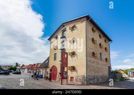 Klütz: Literaturhaus „Uwe Johnson“ in einem renovierten vierstöckigen ehemaligen Bohnen- und Getreidespeicher in Mecklenburg-Schwerin, Mecklenburg-Vorpommern Stockfoto