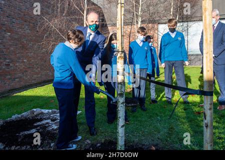 Knocknaheeny, Cork, Irland. 22nd. November 2021. Micheál Martin, ein Taoiseach, startete heute die College Awareness Week 2021 und pflanzte einen Baum an der Terence MacSwiney School in Knocknaheeny, Cork. Quelle: AG News/Alamy Live News Stockfoto