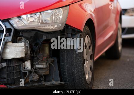 Schwarz zertrümmerte Auto nach einem schweren Unfall Stockfoto
