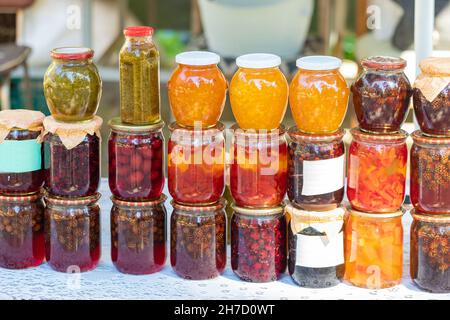 Sortiment von verschiedenen Gläsern mit Marmelade. Das Konzept der hausgemachten Zubereitungen von gesunden Süßigkeiten Stockfoto