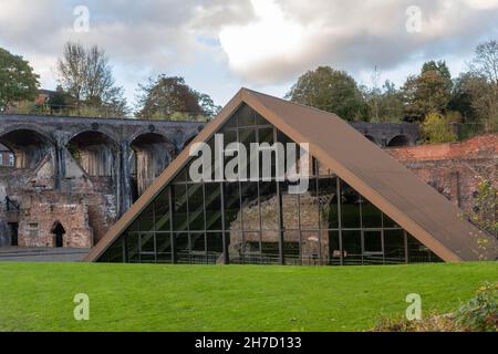 Das Coalbrookdale Museum of Iron, eine Besucherattraktion in Ironbridge Gorge, Shropshire, England, Großbritannien. Die alte Schmiede. Stockfoto