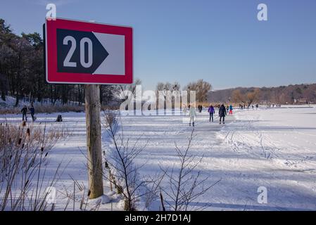 Spaß auf Schlittschuhen: Eis auf dem Wannsee und Havel River in Berlin Anfang 2021 Stockfoto