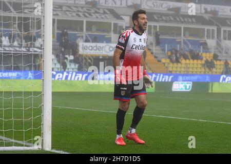 Parma, Italien. 21st. November 2021. Gianluigi Buffon von Parma Calcio trägt ein Gedenktrikot ähnlich wie bei seinem Debüt in Parma vor 26 Jahren am 19th. November 1995, reagiert während des Spiels der Serie B im Stadio Ennio Tardini, Parma. Bildnachweis sollte lauten: Jonathan Moscrop/Sportimage Kredit: Sportimage/Alamy Live Nachrichten Kredit: Sportimage/Alamy Live Nachrichten Stockfoto