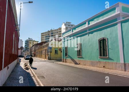 Faro, Portugal, Old Woman Walking, Straßenszenen in der Altstadt, historische Gebäude der Altstadt von faro Stockfoto