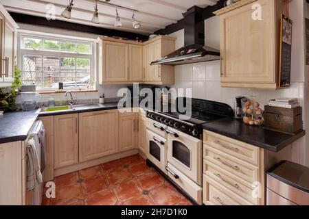 Stradishall, Suffolk, England - Juni 4 2020: Kleine veraltete Küche, die eine Renovierung im Cottage erfordert. Stockfoto