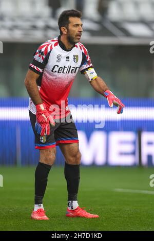 Parma, Italien. 21st. November 2021. Gianluigi Buffon von Parma Calcio trägt ein Gedenktrikot ähnlich wie bei seinem Debüt in Parma vor 26 Jahren am 19th. November 1995, reagiert während des Spiels der Serie B im Stadio Ennio Tardini, Parma. Bildnachweis sollte lauten: Jonathan Moscrop/Sportimage Kredit: Sportimage/Alamy Live Nachrichten Kredit: Sportimage/Alamy Live Nachrichten Stockfoto