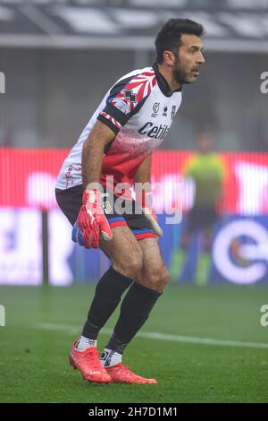 Parma, Italien. 21st. November 2021. Gianluigi Buffon von Parma Calcio trägt ein Gedenktrikot ähnlich dem bei seinem Debüt in Parma vor 26 Jahren am 19th. November 1995 während des Spiels der Serie B im Stadio Ennio Tardini, Parma. Bildnachweis sollte lauten: Jonathan Moscrop/Sportimage Kredit: Sportimage/Alamy Live Nachrichten Kredit: Sportimage/Alamy Live Nachrichten Stockfoto