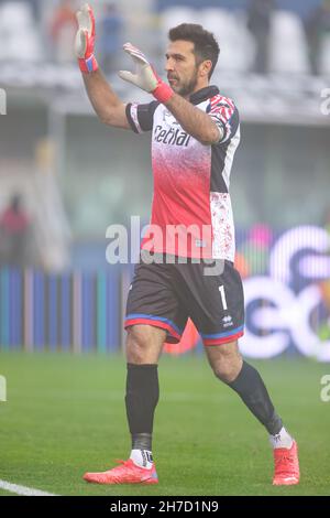 Parma, Italien. 21st. November 2021. Gianluigi Buffon von Parma Calcio trägt ein Gedenktrikot ähnlich wie bei seinem Debüt in Parma vor 26 Jahren am 19th. November 1995, reagiert während des Spiels der Serie B im Stadio Ennio Tardini, Parma. Bildnachweis sollte lauten: Jonathan Moscrop/Sportimage Kredit: Sportimage/Alamy Live Nachrichten Kredit: Sportimage/Alamy Live Nachrichten Stockfoto