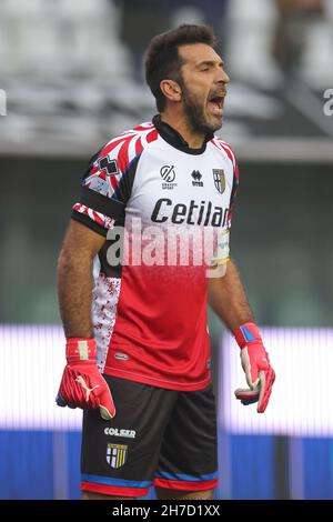 Parma, Italien. 21st. November 2021. Gianluigi Buffon von Parma Calcio trägt ein Gedenktrikot ähnlich wie bei seinem Debüt in Parma vor 26 Jahren am 19th. November 1995, reagiert während des Spiels der Serie B im Stadio Ennio Tardini, Parma. Bildnachweis sollte lauten: Jonathan Moscrop/Sportimage Kredit: Sportimage/Alamy Live Nachrichten Kredit: Sportimage/Alamy Live Nachrichten Stockfoto