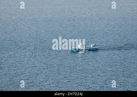 Fähre oder Fischerboot, das Passagiere auf dem Sevan-See in Armenien befördert. Konzept für Wasserrundfahrten und Touren Stockfoto