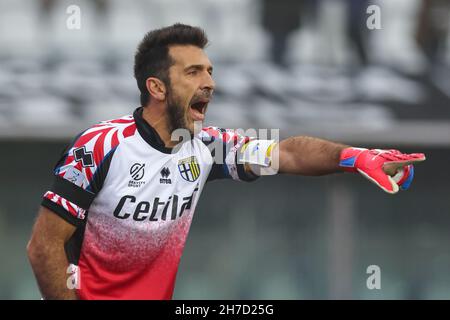 Parma, Italien. 21st. November 2021. Gianluigi Buffon von Parma Calcio trägt ein Gedenktrikot ähnlich wie bei seinem Debüt in Parma vor 26 Jahren am 19th. November 1995, reagiert während des Spiels der Serie B im Stadio Ennio Tardini, Parma. Bildnachweis sollte lauten: Jonathan Moscrop/Sportimage Kredit: Sportimage/Alamy Live Nachrichten Kredit: Sportimage/Alamy Live Nachrichten Stockfoto