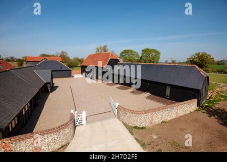 Great Sampford, Essex - April 16 2020: Ehemalige verödelte Bauernhöfe, die in abgelegene englische Landschaften mit Holzverkleidungen umgewandelt wurden Stockfoto