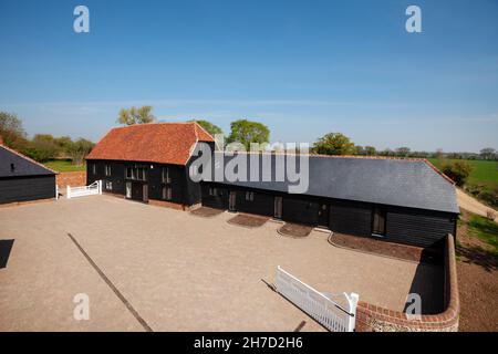 Great Sampford, Essex - April 16 2020: Ehemalige verödelte Bauernhöfe, die in abgelegene englische Landschaften mit Holzverkleidungen umgewandelt wurden Stockfoto