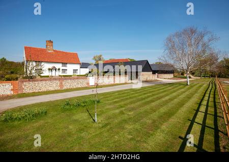 Great Sampford, Essex - April 16 2020: Giffords Farmhouse and Barns, denkmalgeschütztes historisches Bauernhaus aus dem 17th. Jahrhundert im ländlichen Essex Stockfoto
