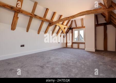 Great Sampford, Essex - April 16 2020: Home Innenschlafzimmer mit gewölbter Decke aus verderbten Bauernhof Scheune umgewandelt, um schöne Zimmer zu bieten Stockfoto