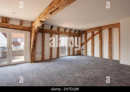 Great Sampford, Essex - April 16 2020: Das Schlafzimmer wurde aus einer verrobten Farmscheune umgebaut, um eine wunderschöne Unterkunft zu bieten, die ursprüngliche Merkmale beibehalten hat Stockfoto