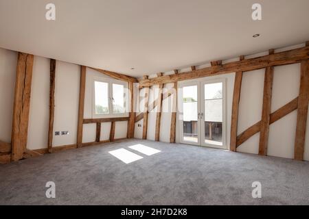 Great Sampford, Essex - April 16 2020: Das Schlafzimmer wurde von einer verödelten Farmscheune umgebaut, um eine wunderschöne Unterkunft mit Originalmerkmalen zu bieten Stockfoto