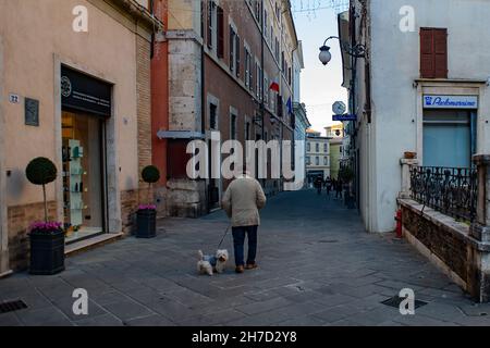 20. November 2021, Spello, Spoleto, Umbrien, Italien: Italien, November 2021. .mit der Zunahme der Ansteckungen in Italien kommt das Gespenst der Annullierung von Weihnachtsfeiertage durch Agenturen. Viele Italiener und Touristen bevorzugen in der Nähe gelegene Reiseziele oder kleine, begehrte Dörfer, um möglichst viele Menschenmassen in großen Städten zu vermeiden. .Umbrien mit sehr kleinen und begehrten mittelalterlichen Dörfern, wie Spello oder Spoleto, ist eines der am häufigsten angeklickten Reiseziele im Internet für den kurzfristigen Tourismus. ..das mittelalterliche Dorf Spoleto (Bild: © Riccardo Fabi/Pacific Press via ZUMA Pre Stockfoto