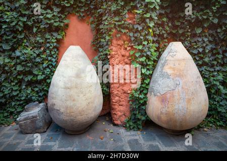 Tongefäße - armenische karas und georgische Kvevri sind in Transkaukasien weit verbreitet, um Wein zu gären, indem man den Krug im Boden vergräbt Stockfoto