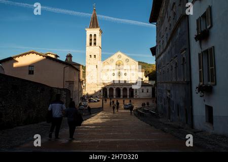 Spello, Spoleto, Umbrien, Italien. 20th. November 2021. Italien, November 2021. Da die Zahl der Ansteckungen in Italien zunimmt, kommt das Gespenst der Annullierungen von Weihnachtsferien durch Agenturen. Viele Italiener und Touristen bevorzugen in der Nähe gelegene Reiseziele oder kleine, begehrte Dörfer, um möglichst viele Menschenmassen in großen Städten zu vermeiden. Umbrien mit sehr kleinen und begehrten mittelalterlichen Dörfern, wie Spello oder Spoleto, ist eines der am häufigsten angeklickten Reiseziele im Internet für den kurzfristigen Tourismus. Die Kathedrale von Spoleto, eines der attraktivsten Reiseziele in Umbrien, im Zentrum von IT Stockfoto