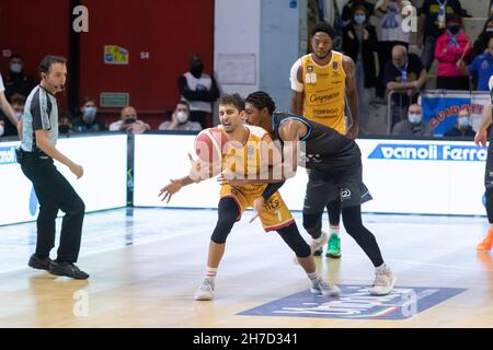 Italien, 21. November 2021, Cremona, Italia. 21st. November 2021. Fallo di Malcom Miller (Vanoli Cremona) su Davide Moretti (Carpegna Prosciutto Pesaro) durante Vanoli Basket Cremona vs Carpegna Prosciutto Pesaro, Campionato di Basket Serie A in Cremona, Italia, 21. November 2021 Quelle: Independent Photo Agency/Alamy Live News Stockfoto