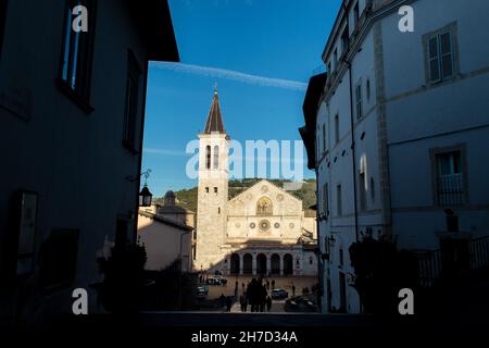 Spello, Spoleto, Umbrien, Italien. 20th. November 2021. Italien, November 2021. Da die Zahl der Ansteckungen in Italien zunimmt, kommt das Gespenst der Annullierungen von Weihnachtsferien durch Agenturen. Viele Italiener und Touristen bevorzugen in der Nähe gelegene Reiseziele oder kleine, begehrte Dörfer, um möglichst viele Menschenmassen in großen Städten zu vermeiden. Umbrien mit sehr kleinen und begehrten mittelalterlichen Dörfern, wie Spello oder Spoleto, ist eines der am häufigsten angeklickten Reiseziele im Internet für den kurzfristigen Tourismus. Die Kathedrale von Spoleto, eines der attraktivsten Reiseziele in Umbrien, im Zentrum von IT Stockfoto