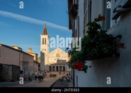 Spello, Spoleto, Umbrien, Italien. 20th. November 2021. Italien, November 2021. Da die Zahl der Ansteckungen in Italien zunimmt, kommt das Gespenst der Annullierungen von Weihnachtsferien durch Agenturen. Viele Italiener und Touristen bevorzugen in der Nähe gelegene Reiseziele oder kleine, begehrte Dörfer, um möglichst viele Menschenmassen in großen Städten zu vermeiden. Umbrien mit sehr kleinen und begehrten mittelalterlichen Dörfern, wie Spello oder Spoleto, ist eines der am häufigsten angeklickten Reiseziele im Internet für den kurzfristigen Tourismus. Die Kathedrale von Spoleto, eines der attraktivsten Reiseziele in Umbrien, im Zentrum von IT Stockfoto