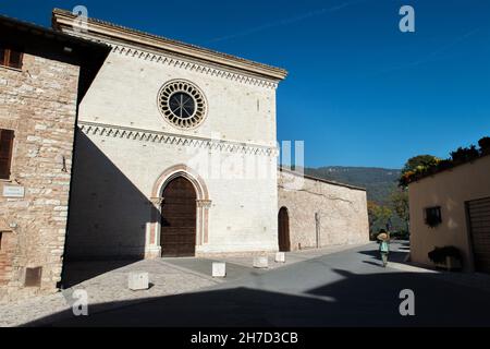 Spello, Spoleto, Umbrien, Italien. 20th. November 2021. Italien, November 2021. Da die Zahl der Ansteckungen in Italien zunimmt, kommt das Gespenst der Annullierungen von Weihnachtsferien durch Agenturen. Viele Italiener und Touristen bevorzugen in der Nähe gelegene Reiseziele oder kleine, begehrte Dörfer, um möglichst viele Menschenmassen in großen Städten zu vermeiden. Umbrien mit sehr kleinen und begehrten mittelalterlichen Dörfern, wie Spello oder Spoleto, ist eines der am häufigsten angeklickten Reiseziele im Internet für den kurzfristigen Tourismus. Das mittelalterliche Dorf Spello wurde zu einem der schönsten Dörfer Italiens gewählt. (Cred Stockfoto