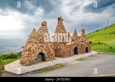 Denkmal in der Nähe der Straße, gewidmet alten Höhlenwohnungen aus weichen vulkanischen Tufffelsen geschnitzt, das ist die Hauptattraktion der Stadt Goris in Armen Stockfoto