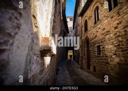 Spello, Spoleto, Umbrien, Italien. 20th. November 2021. Italien, November 2021. Da die Zahl der Ansteckungen in Italien zunimmt, kommt das Gespenst der Annullierungen von Weihnachtsferien durch Agenturen. Viele Italiener und Touristen bevorzugen in der Nähe gelegene Reiseziele oder kleine, begehrte Dörfer, um möglichst viele Menschenmassen in großen Städten zu vermeiden. Umbrien mit sehr kleinen und begehrten mittelalterlichen Dörfern, wie Spello oder Spoleto, ist eines der am häufigsten angeklickten Reiseziele im Internet für den kurzfristigen Tourismus. Das mittelalterliche Dorf Spello wurde zu einem der schönsten Dörfer Italiens gewählt. (Cred Stockfoto