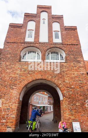 Sierksdorf: Freizeitpark Hansa-Park, Nachbildung des Stadttores Holstentor in Ostsee, Schleswig-Holstein, Deutschland Stockfoto