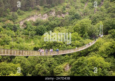 28. Mai 2021, Khndzoresk, Armenien: Touristenmassen an der berühmten Hängebrücke in Khndzoresk, Armenien, die zur antiken Höhlenstadt führt Stockfoto