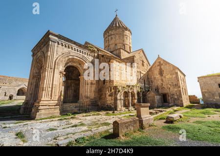 Das majestätische Kloster Tatev in Armenien ist ein berühmter Ort für Anbetung und Reisen. Religion und die wichtigsten Sehenswürdigkeiten in Transkaukasien Stockfoto