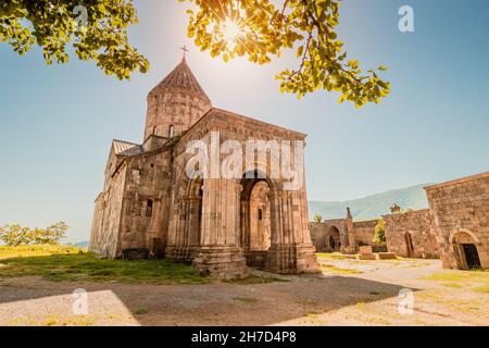 Die Sonne über dem Tatev-Kloster in Armenien ist ein berühmter Ort für Anbetung und Reisen. Religion und die wichtigsten Sehenswürdigkeiten in Transkaukasien Stockfoto