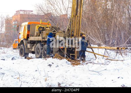 18. november 2021, Kemerowo, Russland. Winterstudie der Bodenstruktur, um erste Daten für die Planung von Gebäuden und die Wahl der Art der FO zu erhalten Stockfoto