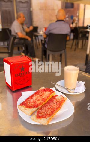 Tostado, Tomaten und Olivenöl auf Toast, mit Kaffee, Tapas-Bar, Spanien. Stockfoto