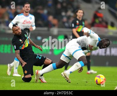 MAILAND, ITALIEN - 21. NOVEMBER: Kalidou Koulibaly vom SSC Napoli kämpft im November im Stadio Giuseppe Meazza gegen Arturo Vidal vom FC Internazionale im Spiel der Serie A zwischen dem FC Internazionale und dem SSC Napoli um den Ball Stockfoto