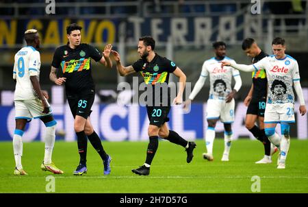 MAILAND, ITALIEN - 21. NOVEMBER: Hakan Calhanoglu vom FC Internazionale feiert mit seinen Teamkollegen Alessandro Bastoni sein Elfmeterspiel, das am 21. November 2021 im Stadio Giuseppe Meazza in Mailand, Italien, im Serie A zwischen dem FC Internazionale und dem SSC Napoli stattfand. (Foto nach MB-Medien) Stockfoto