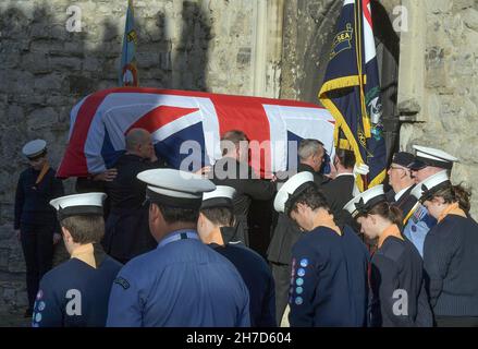 Southend on Sea Essex, Großbritannien. 22nd. November 2021. Das Begräbnis des ermordeten Abgeordneten Sir David Amess in der St. Mary's Church Prittlewell in Southend on Sea Essex. Der ökumenische Gottesdienst wurde von Rev'd Paul Mackay und Rev. Monsignore Kevin William Hale geleitet. Der Sarg wurde dann in einem Pferdewagen um Southend getragen, wo Mitglieder der Öffentlichkeit dem Abgeordneten, der am 0n 15th. Oktober 2021 bei einer Operation in seinem Wahlkreis in der Methodist Church Hall von Belfairs in Leigh on Sea zu Tode gestochen wurde, ihren Respekt zollen. Quelle: MARTIN DALTON/Alamy Live News Stockfoto