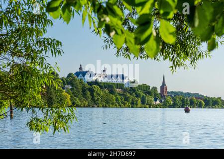 Plön: großer Plöner See, Schloss Plön, Kirche Nikolaikirche in Holsteinische Schweiz, Holsteinische Schweiz, Schleswig-Holstein, Deutschland Stockfoto