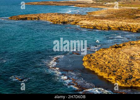 Luftaufnahmen der zerklüfteten felsigen Mittelmeerküste in der Nähe von Caesarea, Israel Stockfoto