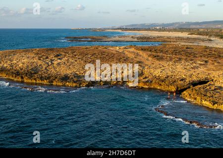 Luftaufnahmen der zerklüfteten felsigen Mittelmeerküste in der Nähe von Caesarea, Israel Stockfoto