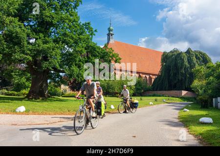 Preetz: Kloster Preetz, Radfahrer in Holsteinische Schweiz, Holstein Schweiz, Schleswig-Holstein, Deutschland Stockfoto