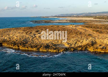 Luftaufnahmen der zerklüfteten felsigen Mittelmeerküste in der Nähe von Caesarea, Israel Stockfoto