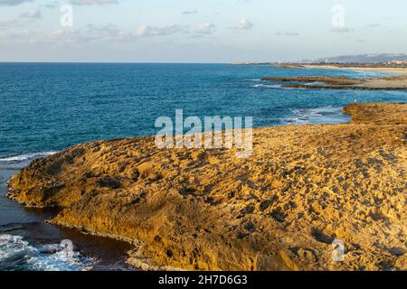 Luftaufnahmen der zerklüfteten felsigen Mittelmeerküste in der Nähe von Caesarea, Israel Stockfoto