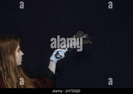 London UK Montag 22 November Bonhams Arms and Armor Sale Ein sehr seltener indischer Flintlock Silber montierter Pulvertester. (Eprouvette) Ende 18 Jahrhundert Est £ 5.000-7.000.Paul Quezada-Neiman/Alamy Live News Stockfoto